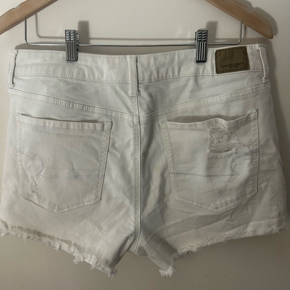 White shorts - Picture 2 of 3